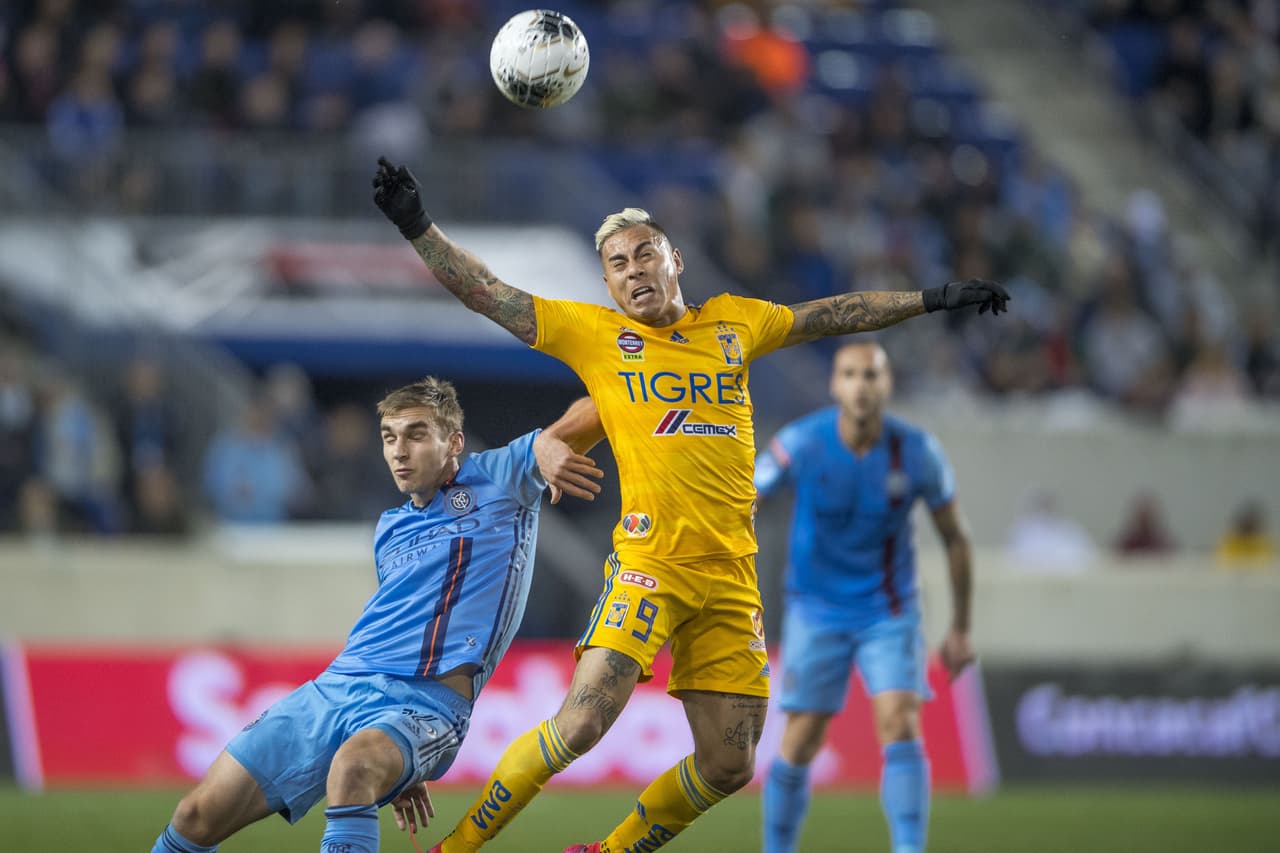 Eduardo Vargas trata de recibir el balón y recibe la falta para terminar con el peligro.