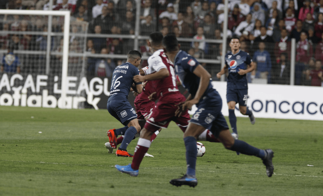 Saprissa venció al Motagua 1-0 con gol de Venegas en la final de ida; Salinas se fue expulsado por doble amarilla.
