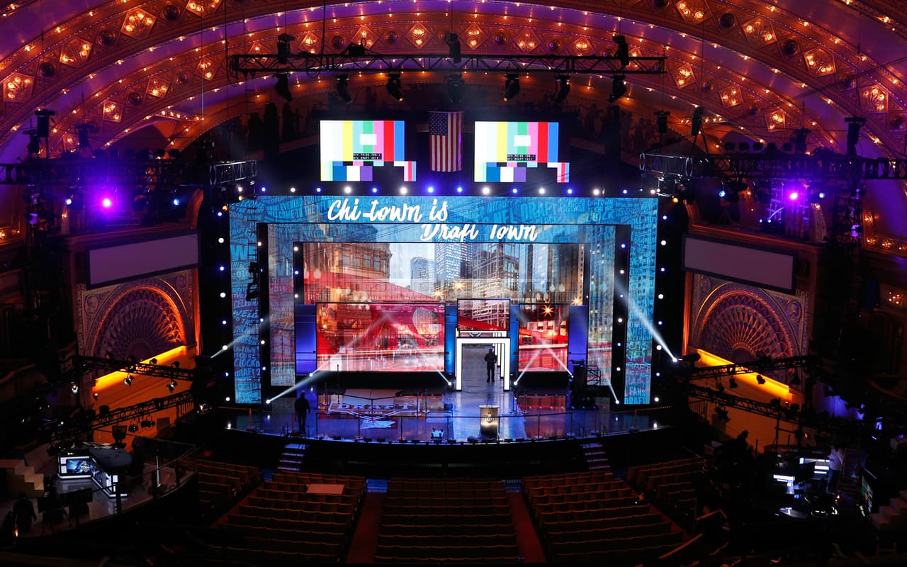 El escenario está listo para el 2016 NFL Draft desde el Auditorium Theatre en Chicago