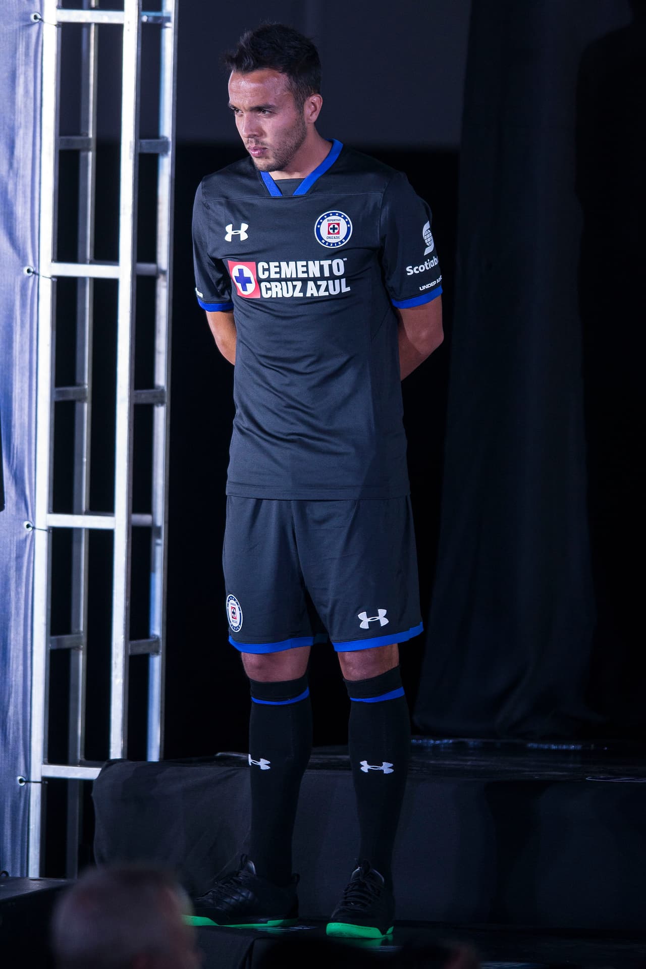 El tercer uniforme de los cementeros es color negro con vivos en azul rey en cuellos, mangas y short.