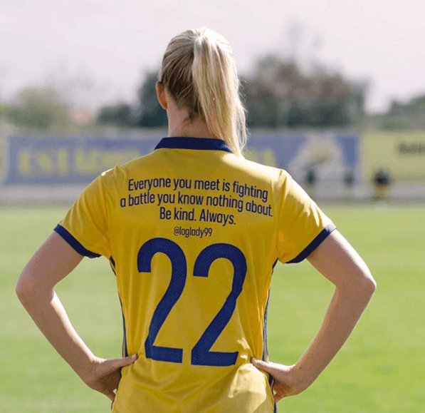 "Cada persona que conoces está luchando una batalla de la que no sabes nada. Se amable. Siempre" - Las jugadoras del equipo sueco eligieron los tuits entre mujeres destacadas de su país en una iniciativa de la Federación de Futbol por entregarle un mensaje inspirador a las jóvenes de su país.
