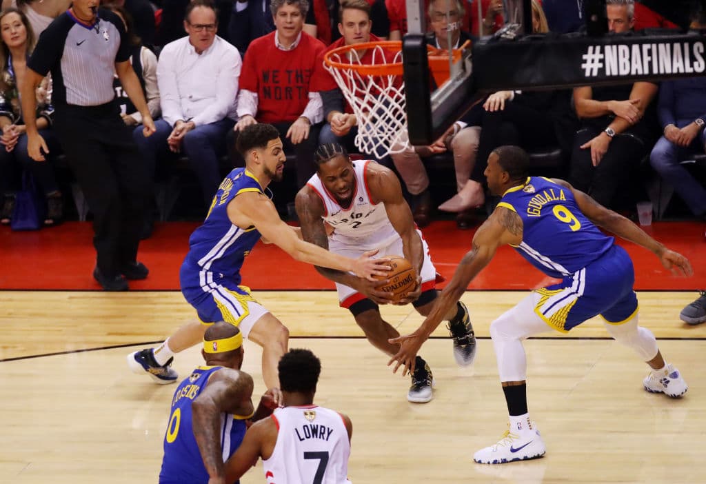 Kawhi Leonard, aquí custodiado a los costados por tanto por Shaun Livingston como por Andre Iguodala.