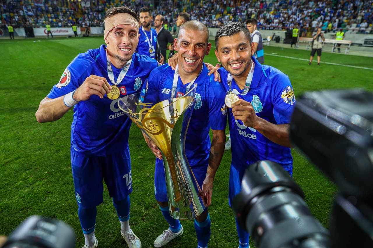 Jesús Corona y Héctor Herrera: los mexicanos enfrentan este domingo al Nacional Madeira, mientras que Benfica visita al Rio Ave. Las Águilas les llevan dos puntos por lo que esperan un tropiezo en estas últimas dos jornadas para pelearles el título.