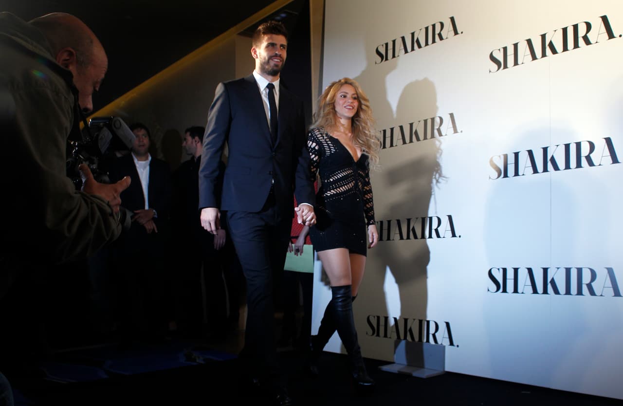 En abril del 2014, un fotógrafo le partió el labio, cuando Piqué intentaba quitarle la cámara para no ser fotografiado con Shakira.