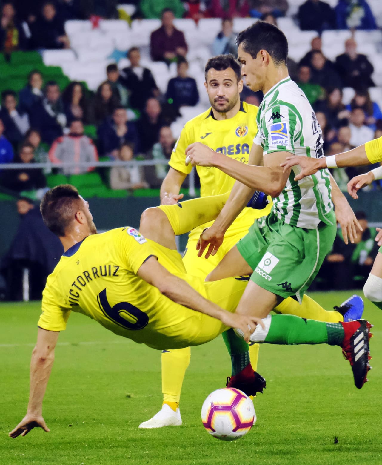 Betis se salvó en el remate del juego, cuando Villarreal falló un penalti que hubiera significado la igualdad en el estadio Benito Villamarín, en Sevilla. Sin embargo, el local ganó 2-1 en la Jornada 31 de la Liga de España.