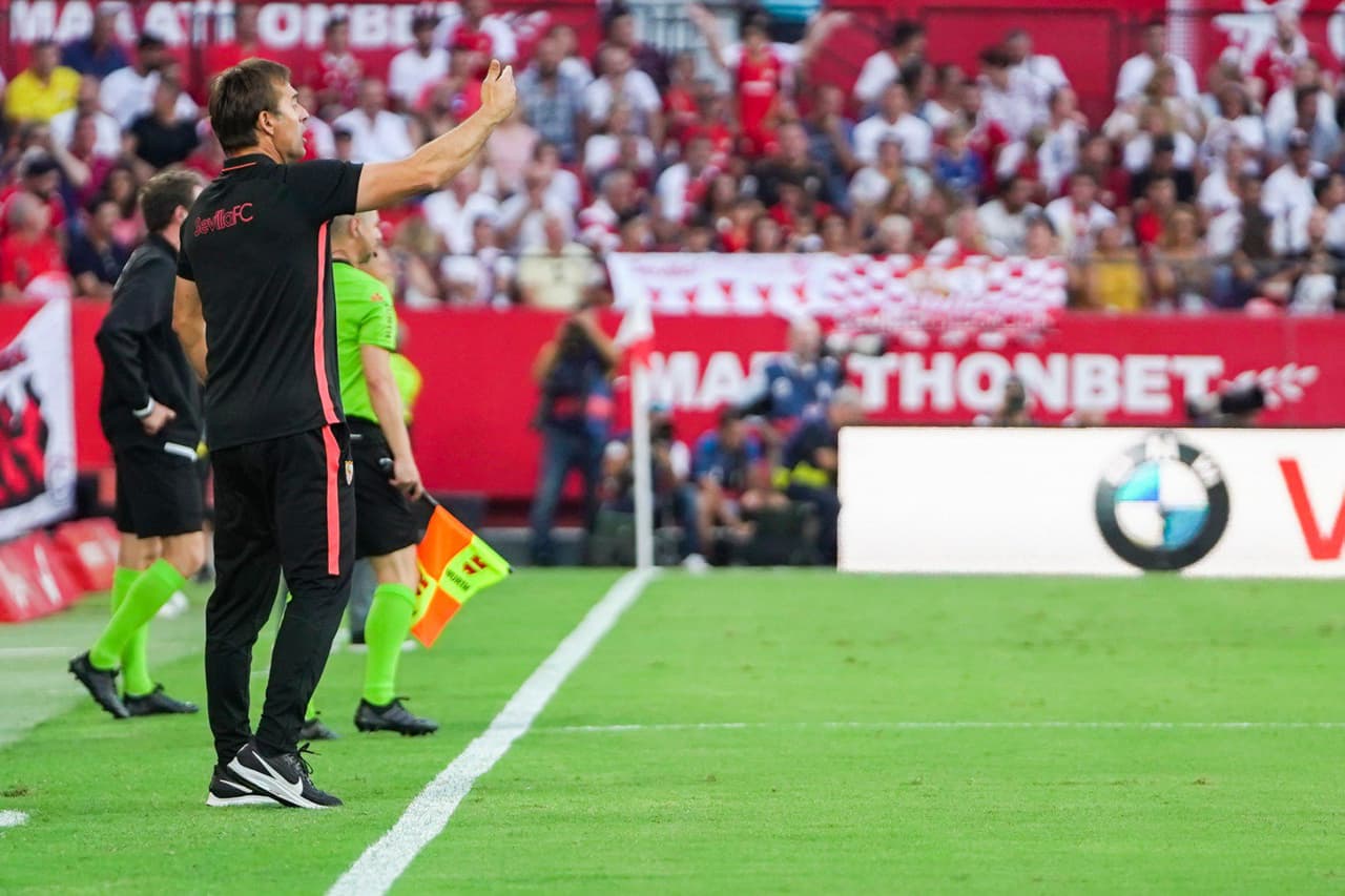 El estratega del conjunto local daba indicaciones para que sus pupilos no se desubicaran.