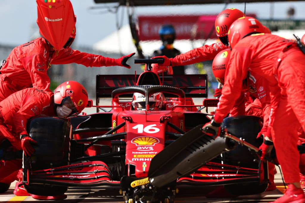 El Gran Premio de Estados Unidos, llevado a cabo en Austin fue para Max Verstappen de Red Bull. Tras una estrategia un tanto agresiva, el piloto se impuso ante Lewis Hamilton quien se llevó la segunda posición. El piloto mexicano, Sergio Pérez, se quedó con la tercera posición, sumando su cuarto podio del año.