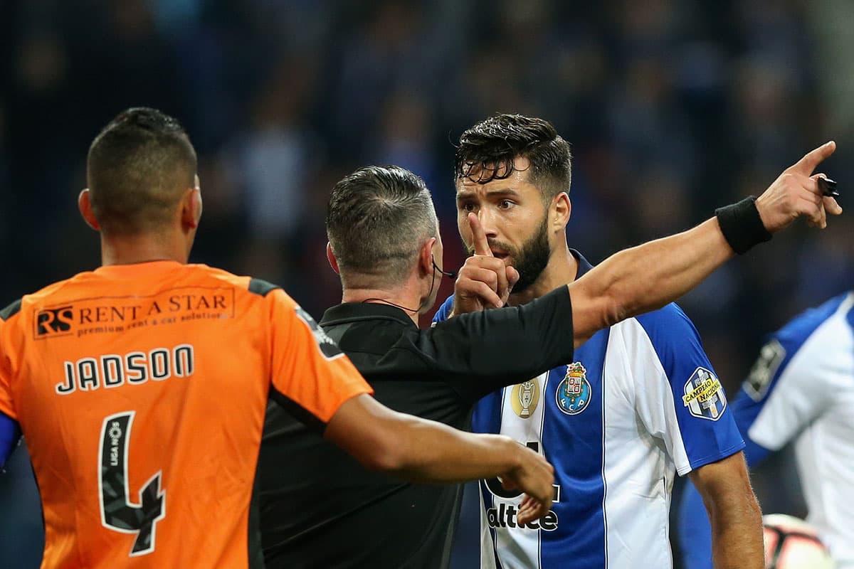 Felipe (derecha) discutió decisiones con el árbitro Manuel Mota en los minutos posteriores al gol del equipo visitante.