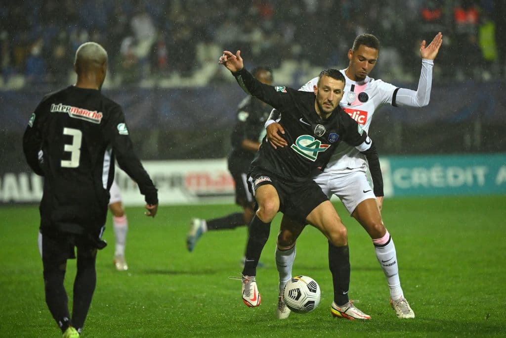 Paris Saint-Germain aplasta al Vannes Olympique Club con marcador de 4-0 durante la eliminatoria en la Copa de Francia. Presnel Kimpembe abrió el marcador al 28', pero fue Kylian Mbappé quien se lució con hat-trick (59', 71' y 76'), durante el partido. Lionel Messi no participó por dar positivo a COVID-19.
