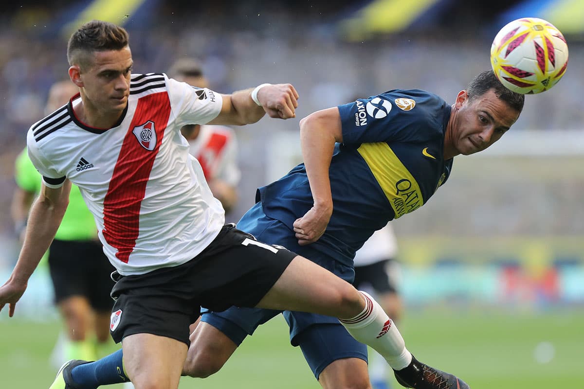 El delantero colombiano Rafael Santos Borré (izquierda) buscó anotar más goles para River, aquí en disputa por el balón con Agustín Almendra de Boca Juniors (derecha).