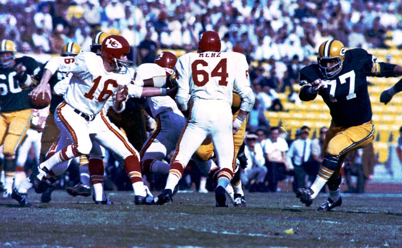 Len Dawson (16) fue el quarterback de Kansas City. Tuvo un juego muy discreto con 16 envíos completos de 27 intentos, lanzó 211 yardas, sumó un touchdown y una intercepción.