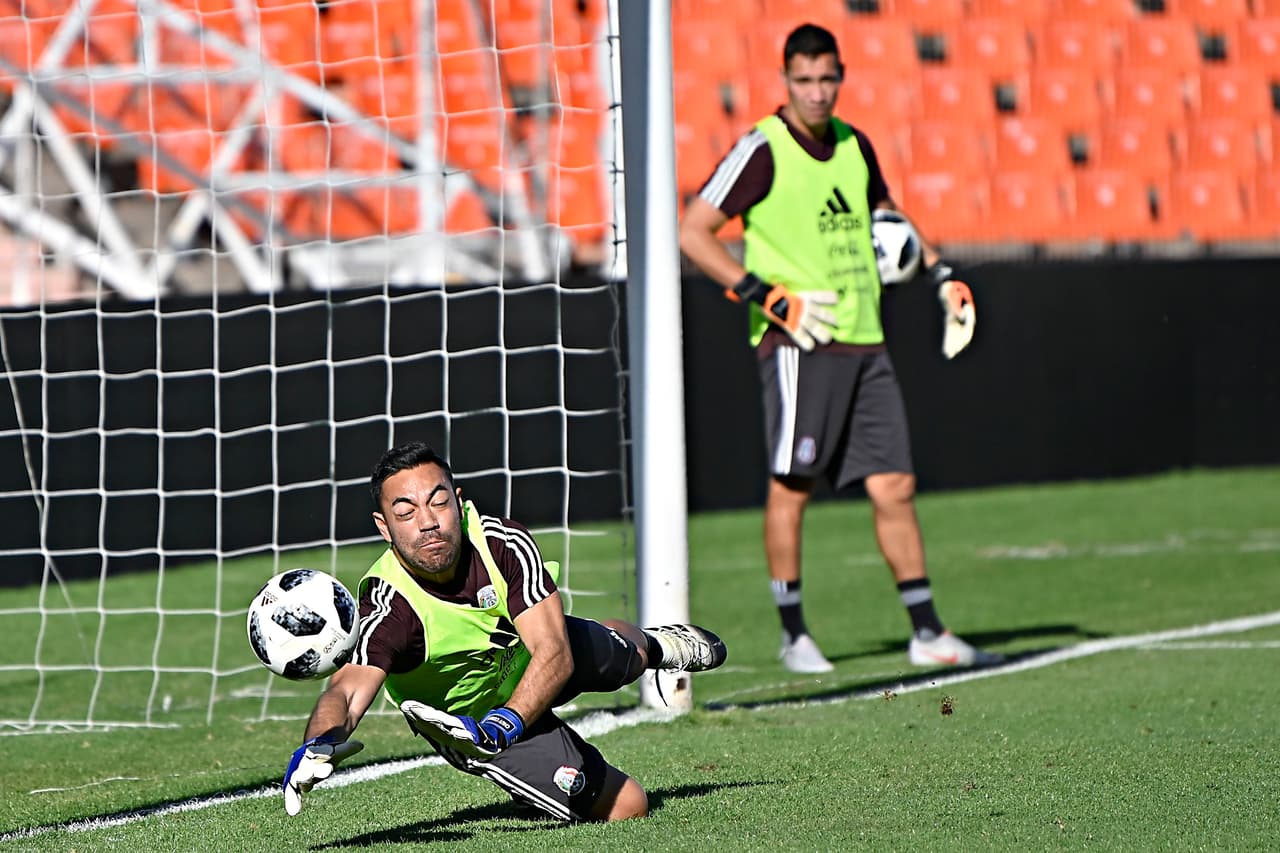 Marco Fabián estirándose al máximo para detener un tiro, jugando en una posición que no es la suya, como la de guardameta.