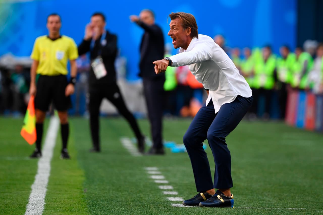 Y es que su estilo, desde sus atuendos, lo han hecho uno de los técnicos más llamativos para quienes no son muy seguidores en si misma de la estrategia.