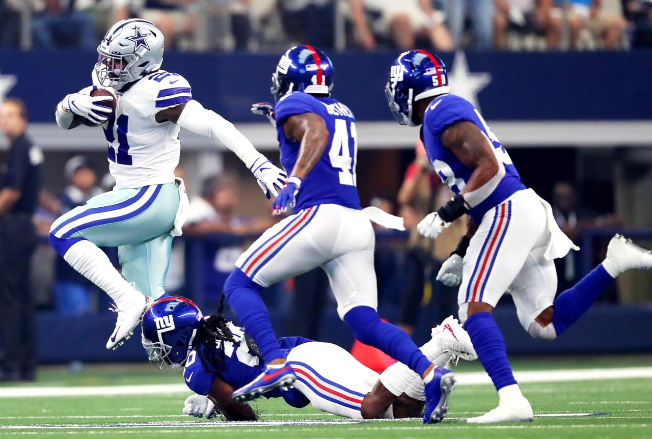 Ezekiel Elliott #21 tuvo un partido discreto pero hizo lo suficiente para mover el balón por tierra.