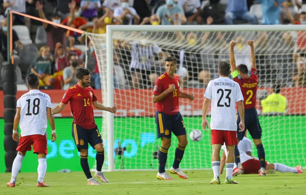 España golea a Georgia 4-0 durante el partido de eliminatoria de la UEFA rumbo al Mundial de Catar 2022. José Luis Gayá (14'), Carlos Soler (25'), Ferrán Torres (41') y Pablo Sarabia (63') lograron darle la victoria al conjunto español, colocándolo en primer lugar del Grupo B.