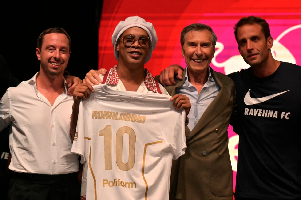 Ronaldinho es presentado con el Ravenna, el último equipo de su trayectoria