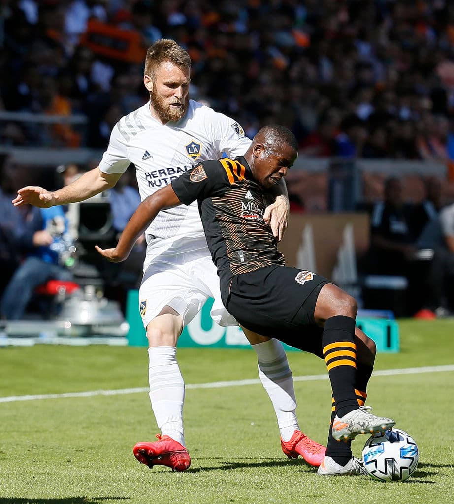 Oscar García aguanta el balón y recibe la falta por parte del jugador del LA Galaxy Aleksander Katai.