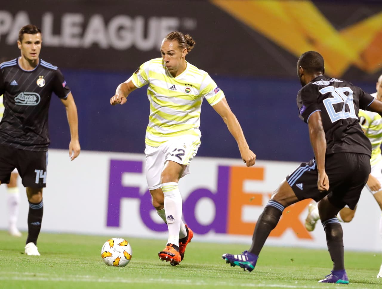 Michael Frey (centro) intentaba para la causa del Fenerbahçe una vez más remar contra la corriente, pero las cosas no estaban saliéndole a los turcos.