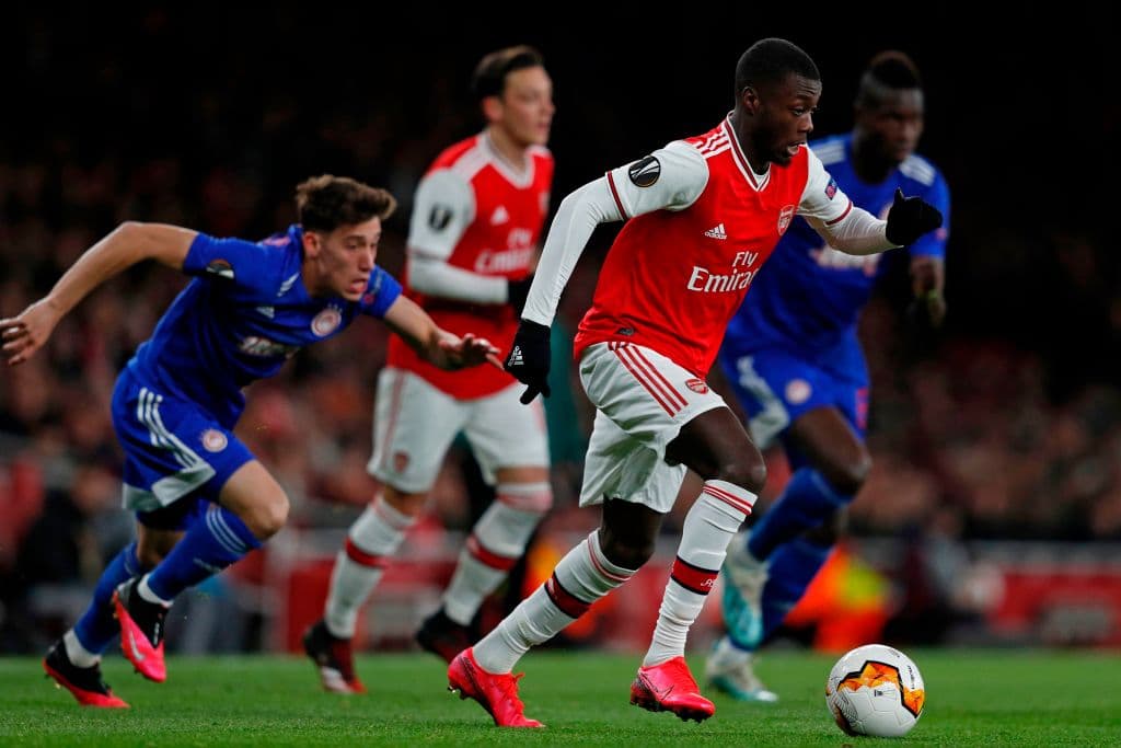 Nicolas Pepe, el jugador más peligroso del Arsenal, se escapa por la banda y saca un centro que termina siendo cortado por el central Ousseynou Ba.