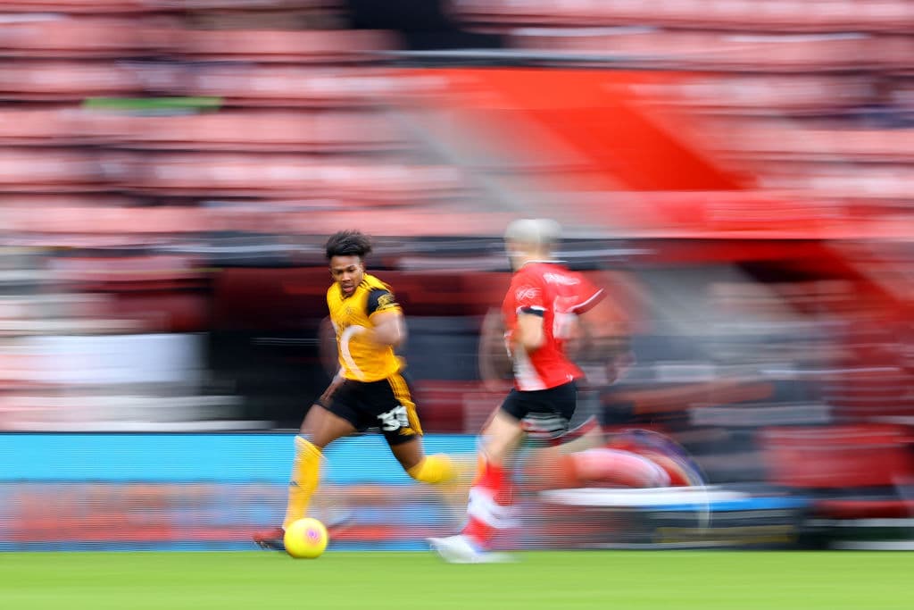 Wolverhampton se impone a Southampton 2-1 en la Premier League. Danny Ings se encargaba de poner arriba a su equipo, pero los Wolves remontaron y se llevaron el partido con goles de Rubén Neves de penal y, el segundo gol corrió a cargo de Pedro Neto al minuto 66 y ya escalan a la 12va posición de la tabla.