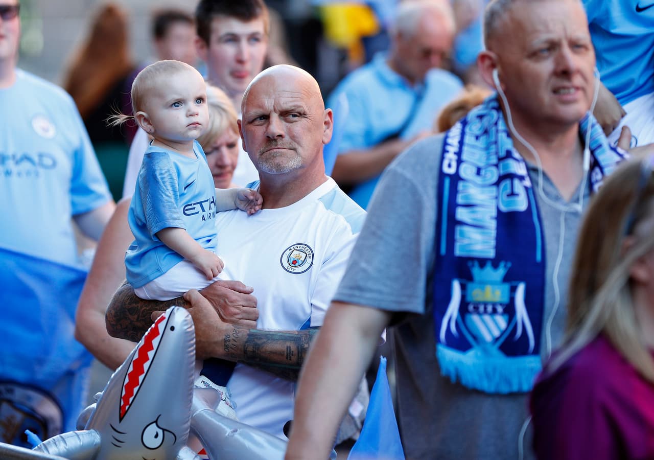Los fanáticos de Manchester City inundaron la ciudad para festejar con los jugadores del equipo el título obtenido en Premier League, en medio del colorido y euforia de hinchas de todas las edades.