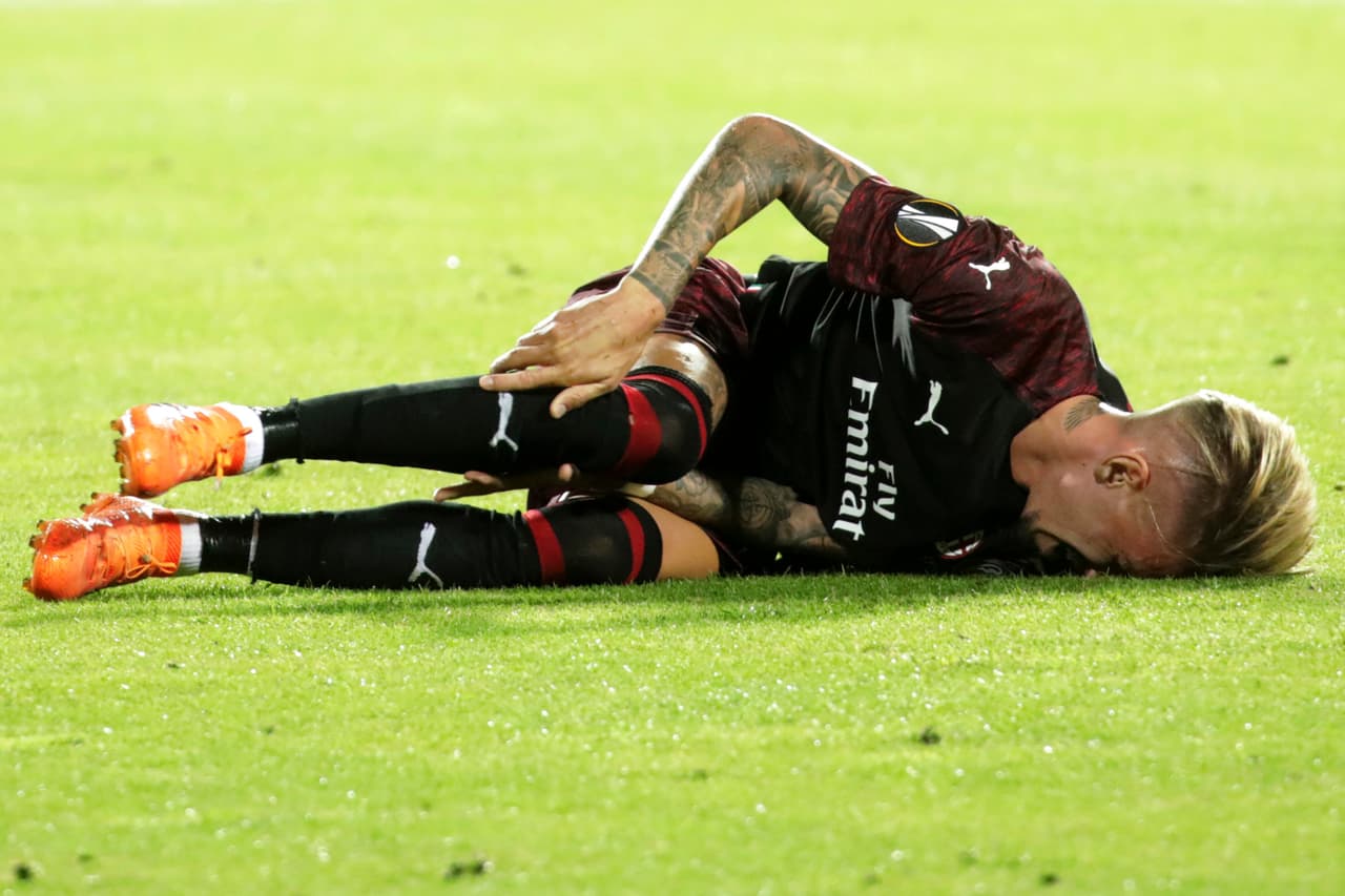 Parte de esa dureza física le tocó palparla al español Castillejos. Aquí tocándose la pierna después de sufrir una dura entrada.