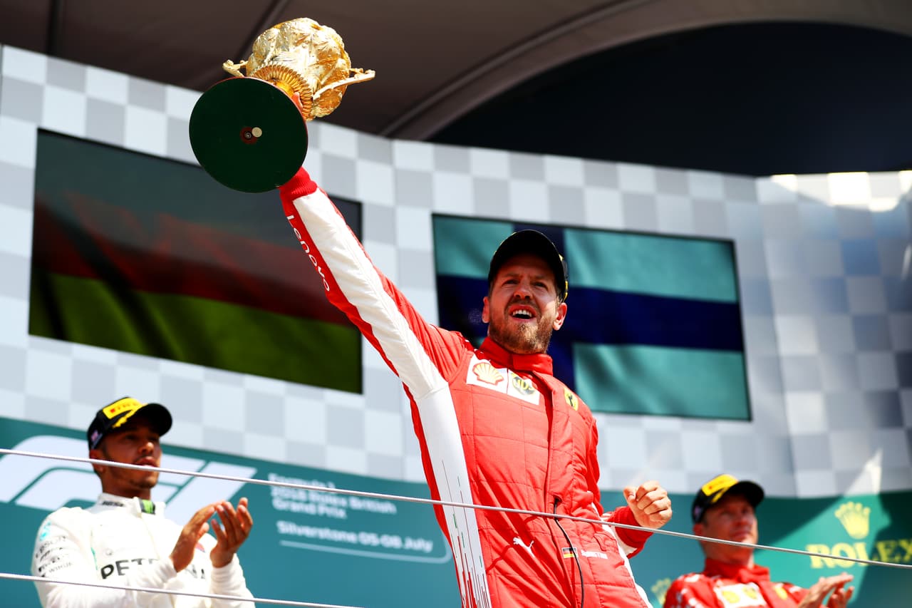 El piloto alemán de Ferrari, Sebastian Vettel, fue el ganador, segundo llegó Lewis Hamilton de Mercedes (izquierda) y tercero su compañero de equipo el finlandés Kimi Raikkonen (derecha).