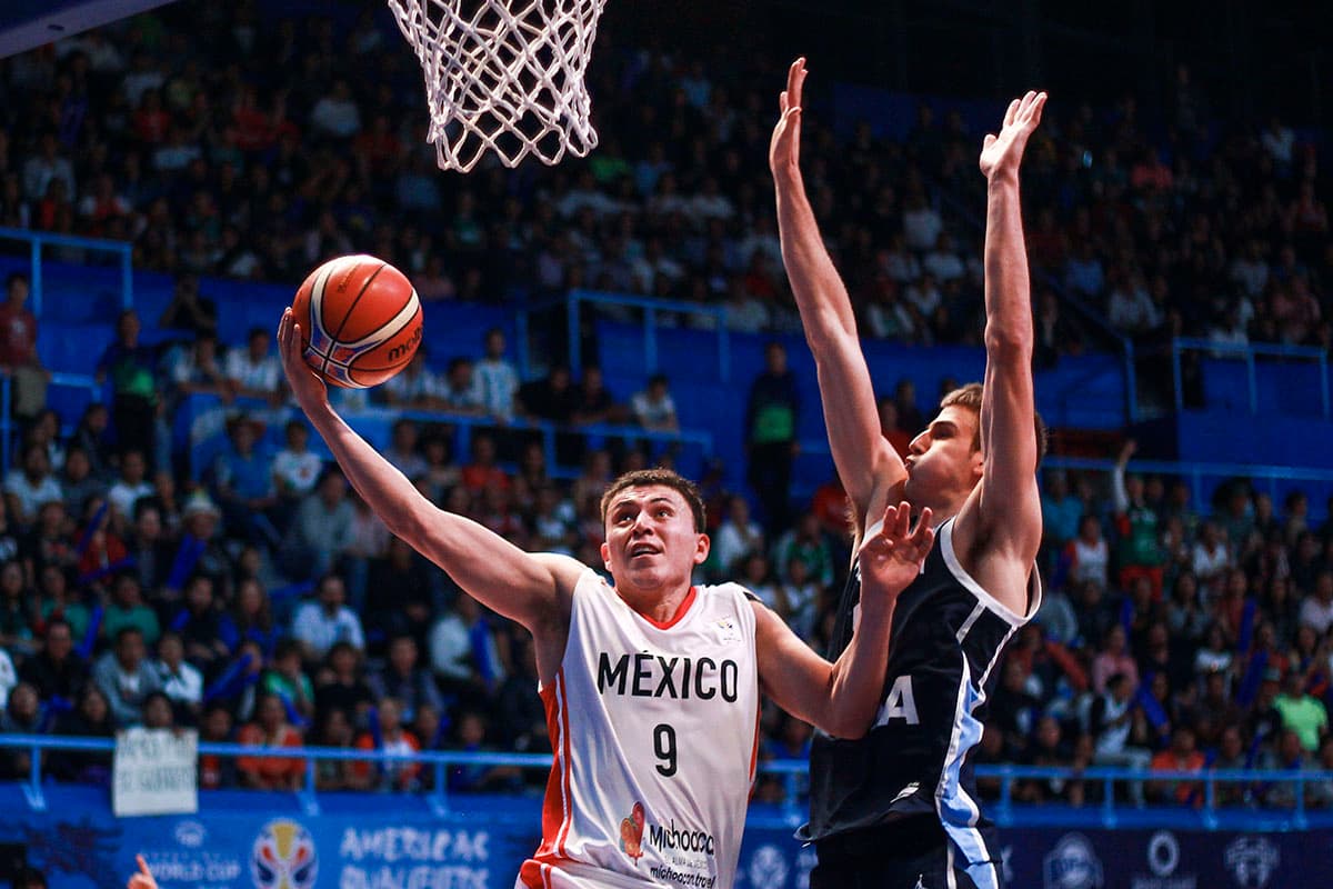 Francisco Cruz (izquierda) estuvo 21 minutos y nueve segundos en la madera pero solamente anotó cuatro puntos.