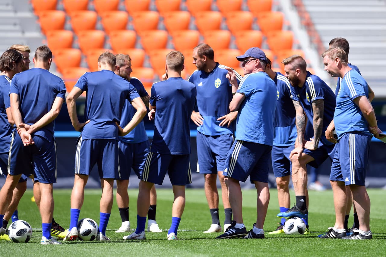 Sweden's coach Janne Andersson (C) speaks with his players as he leads a training session of the Sweden national football team at the Ekaterinburg Arena, in Yekaterinburg, on June 26, 2018 on the eve of the Russia 2018 World Cup group F football match between Mexico and Sweden. (Photo by HECTOR RETAMAL / AFP) (Photo credit should read HECTOR RETAMAL/AFP/Getty Images)