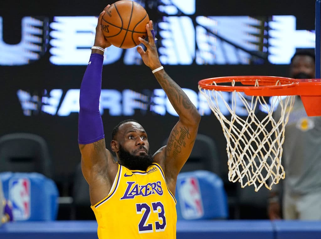 James entró en la lista en 2012, pero ahora la superestrella ha ganado cuatro títulos con tres equipos: el Heat, los Cleveland Cavaliers y su equipo actual, los L.A. Lakers.