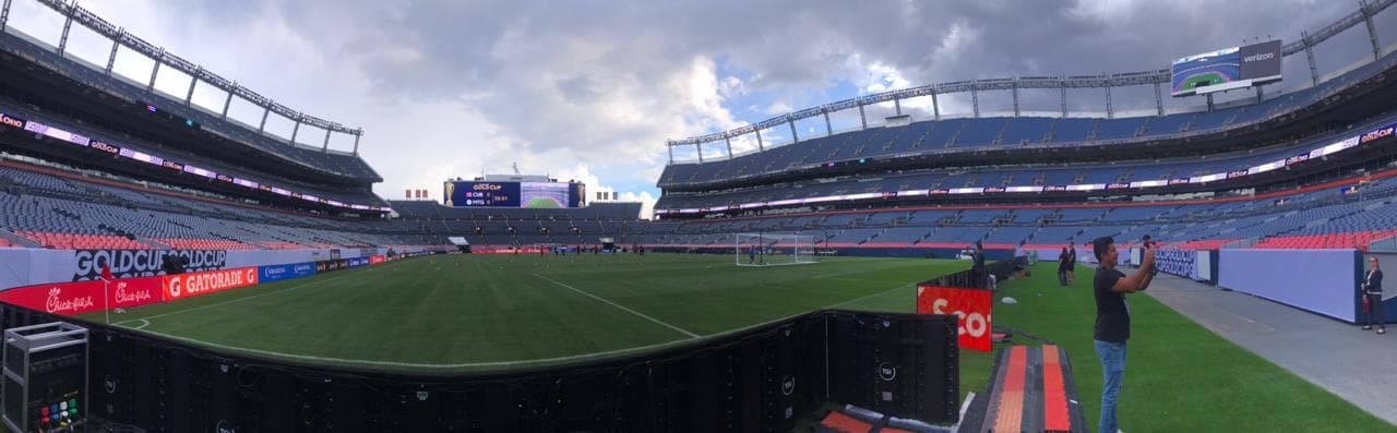 Espectacular gráfica panorámica del Broncos Stadium. El recinto abrió sus puertas en 2001 pero constantemente ha sufrido remodelaciones para mantanerse como un estadio moderno.
