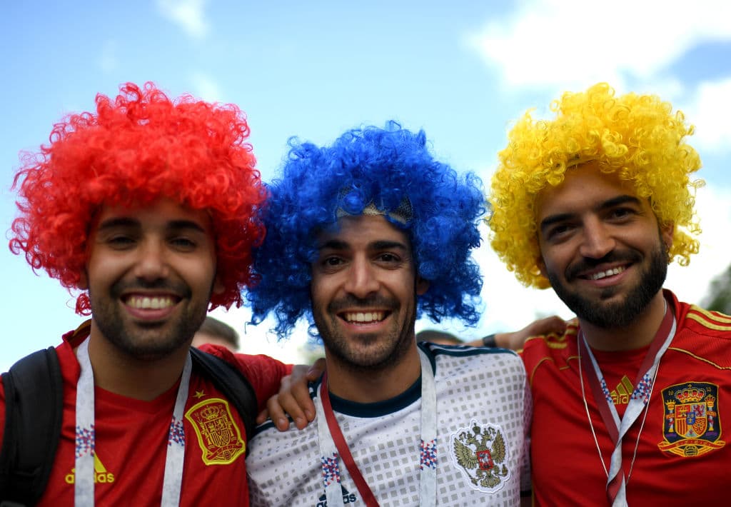 Los fanáticos del duelo entre Rusia y España viven una jornada especial en Moscú y en el estadio de Luzhniki en medio del partido de octavos de final del Mundial de Rusia 2018.