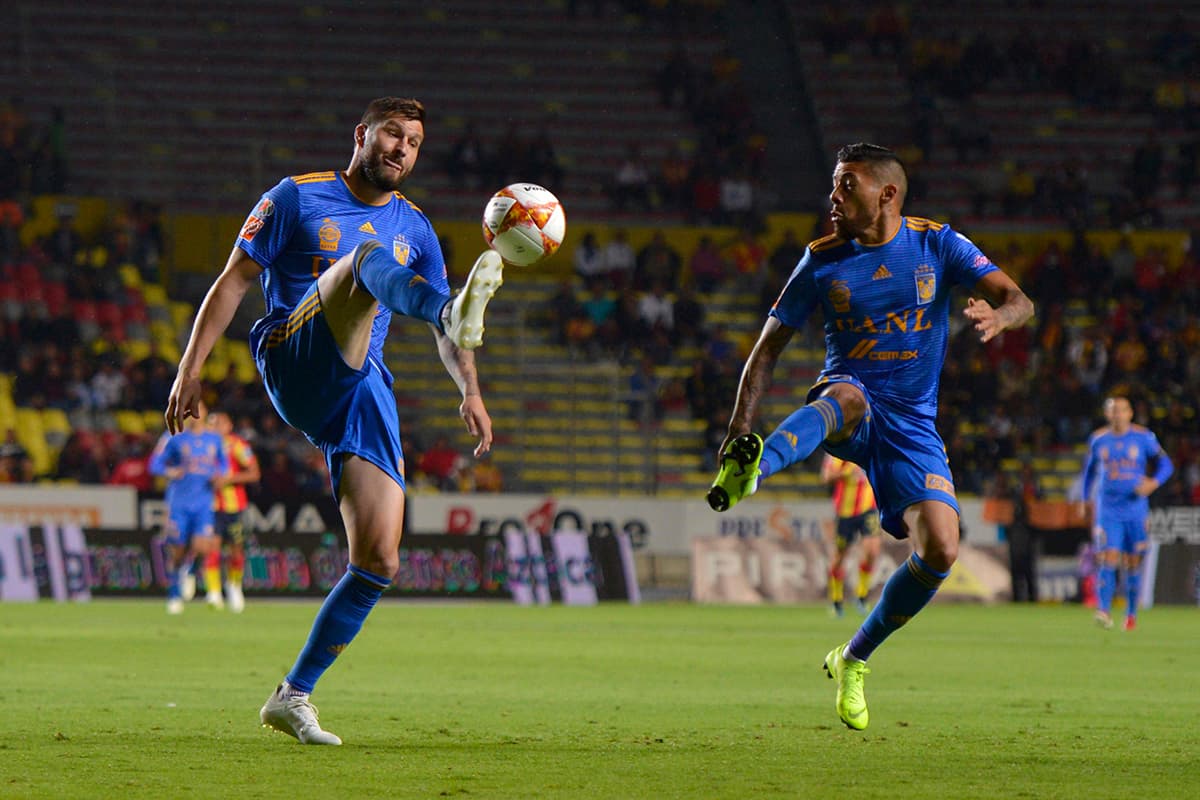 Aunque no anotó en esta ocasión, el francés André-Pierre Gignac (izquierda) actuó los 90 minutos y aportó con su juego al triunfo de Tigres.