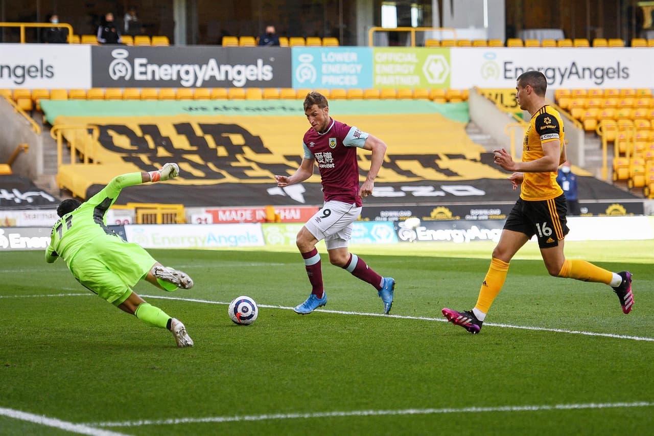 Wolverhampton se lleva una goliza por parte de Burney 4-0 durante la fecha 33 de la Premier League. Chris Wood anotó hat-trick para los locales y Ashley Wood puso la cereza en el pastel al minuto 85 del partido. El mexicano Raúl Jiménez aún no tiene participación en los encuentros con los Wolves.