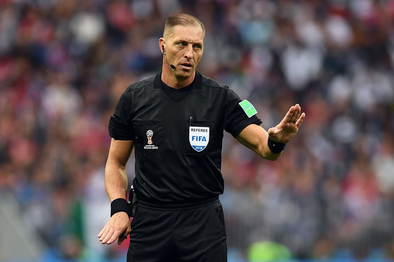 Pitana tuvo el privilegio de poner orden en el partido inaugural entre Rusia y Arabia Saudita, el cual ganaron los locales por 5-0.