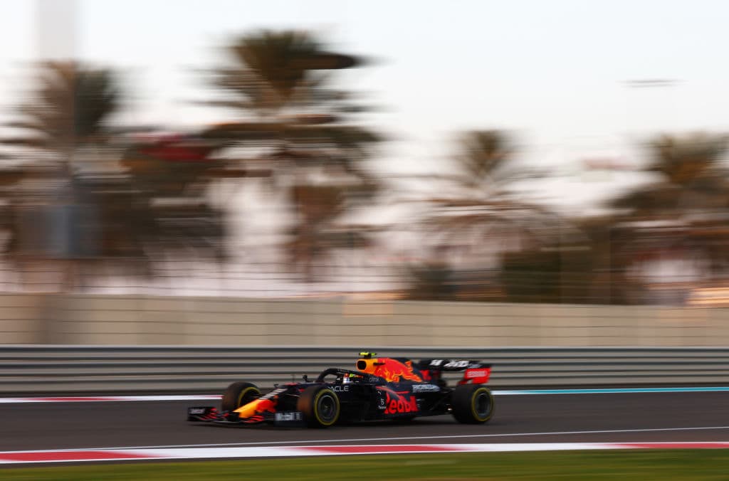 Luego de que en la Práctica Libre 1 Max Verstappen pudo superar a Lewis Hamilton, el piloto británico tuvo su revancha en la segunda sesión y con un tiempo de 1:23.691 fue amplio dominador. Por su parte el mexicano Sergio Pérezterminó en la quinta posición aunque tuvo que venir de atrás pues se ubicó en la posición 14 on el compuesto medio y su rendimento no fue el esperado.