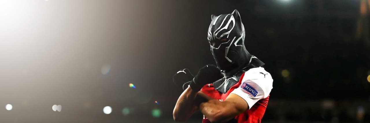 Pierre Emerick Aubameyang se ha caracterizado por tener festejos muy peculiares a la hora de anotar gol con máscaras y piruetas. En su festejo más reciente utilizó una máscara de Black Panther, porque en Gabón, a su selección les llaman Panteras Negras.