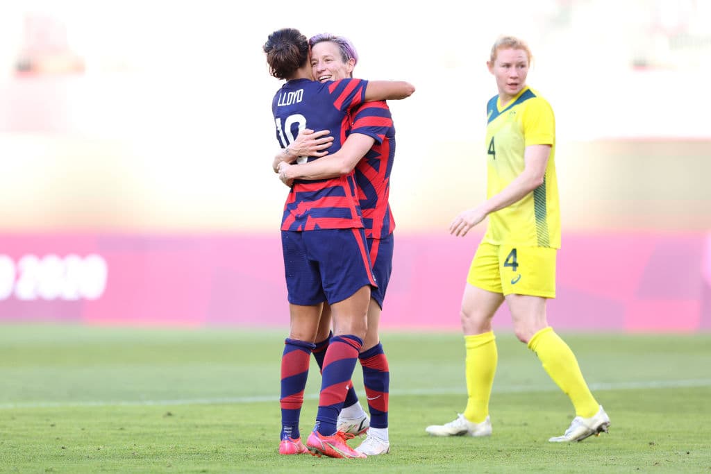 Estados Unidos luchó hasta el final y se lleva el bronce ante la escuadra de Australia 4-3. De la mano de Megan Rapinoe, quien anotó doblete, y de Carli Lloyd, quien también sumó dos tantos, logran subir al podio en los Juegos Olímpicos de Tokyo 2020. Alex Morgan salió lesionada del encuentro.