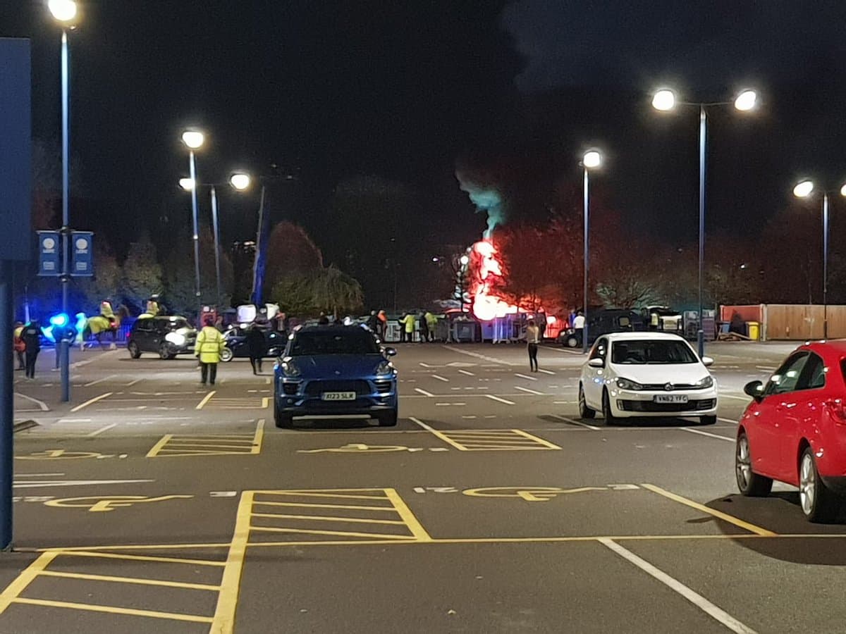 Las autoridades hicieron un cordón de seguridad en el sitio del accidente en la noche del sábado luego del empate 1-1 entre el Leicester City y el West Ham United.