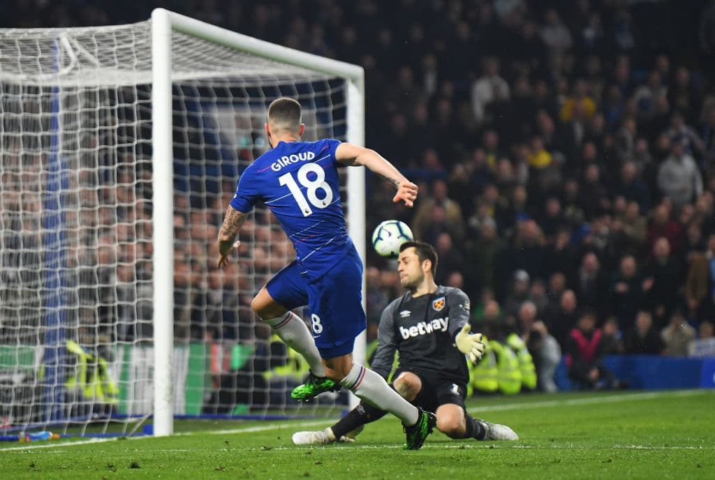 El delantero francés Olivier Giroud aquí se perdió una de las más claras ocasiones de gol de la segunda parte, un tiro ciertamente muy angulado pero así se quedó de cerca de marcar el segundo tanto del Chelsea.