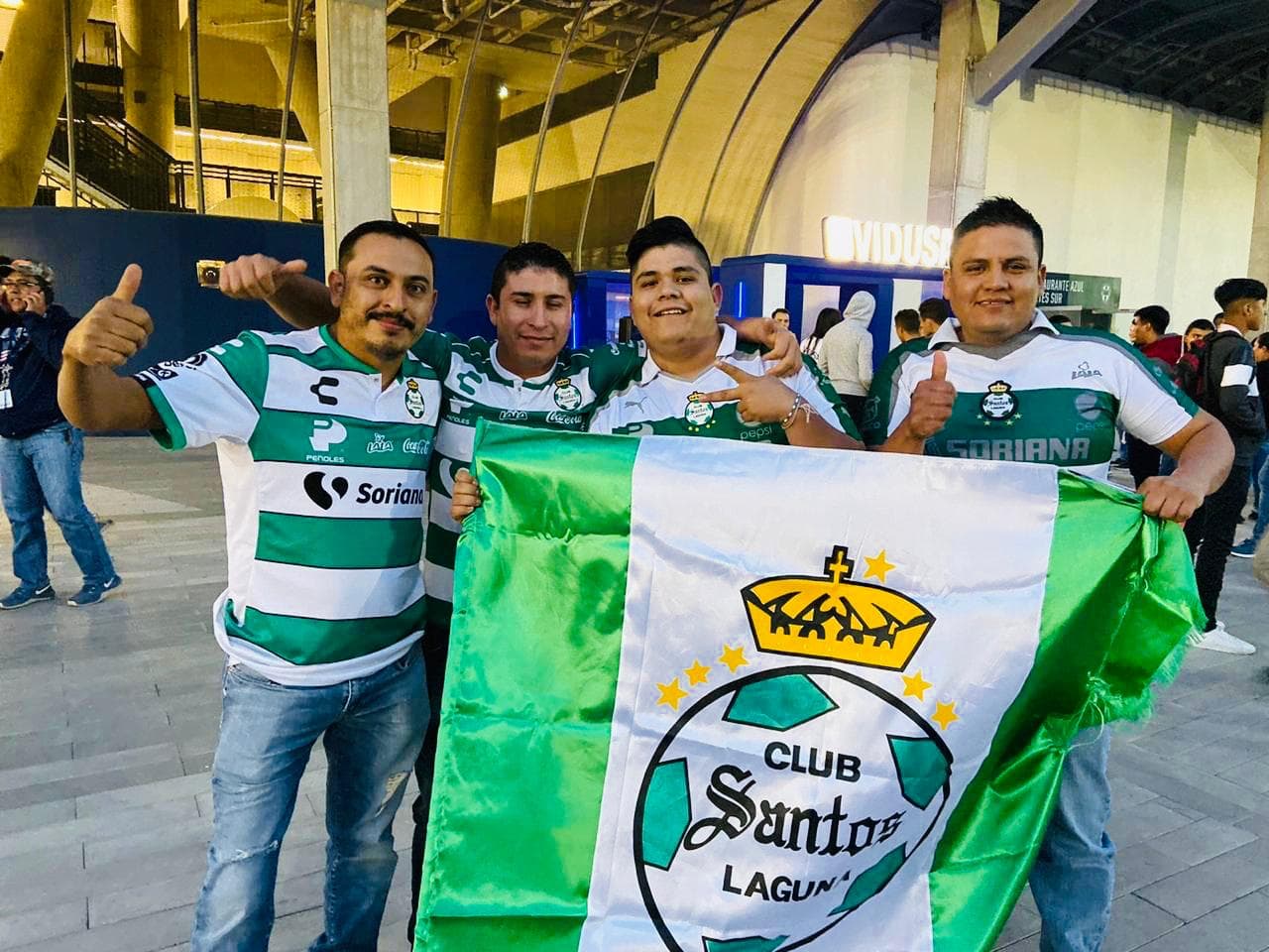 Gran ambiente previo al juego de la Liguilla MX, entre Rayados y Santos.