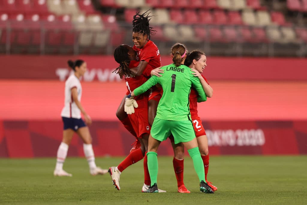 El Team USA fueron sorprendidas por Canadá, el equipo vecino quien, con un penal cobrado por Jessie Fleming al minuto 74, lograron imponerse y sellar su pase a la Final de los Juegos Olímpicos de Tokyo 2020, mientras que el equipo de las ‘barras y las estrellas’ jugará por la de bronce.