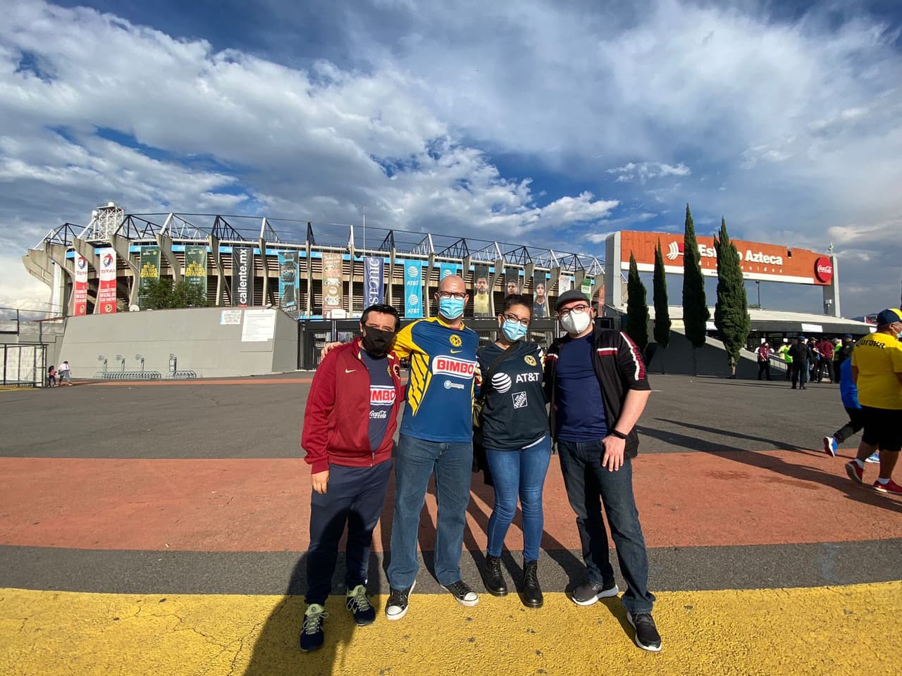 Cientos de aficionados azulcremas se dieron cita en el coloso de Santa Úrsula para recibir y apoyar a su equipo en busca de la remontada ante Pachuca.