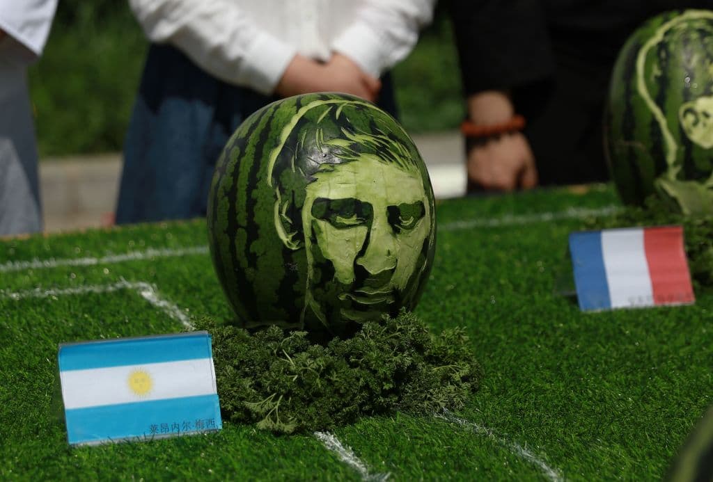 La imagen de Lionel Messi y demás grandes figuras del fútbol internacional quedaron plasmadas en sandías.