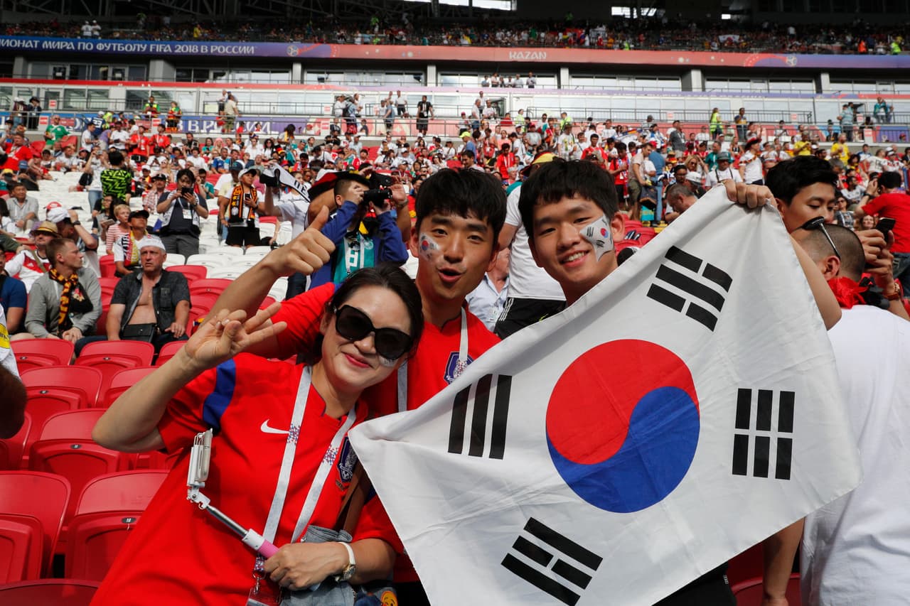 Kazan (Russian Federation), 27/06/2018.- South Korea's fans cheer for their team during the FIFA World Cup 2018 group F preliminary round soccer match between South Korea and Germany in Kazan, Russia, 27 June 2018. (RESTRICTIONS APPLY: Editorial Use Only, not used in association with any commercial entity - Images must not be used in any form of alert service or push service of any kind including via mobile alert services, downloads to mobile devices or MMS messaging - Images must appear as still images and must not emulate match action video footage - No alteration is made to, and no text or image is superimposed over, any published image which: (a) intentionally obscures or removes a sponsor identification image; or (b) adds or overlays the commercial identification of any third party which is not officially associated with the FIFA World Cup) (Mundial de Fútbol, Corea del Sur, Rusia, Alemania) EFE/EPA/SERGEY DOLZHENKO EDITORIAL USE ONLY