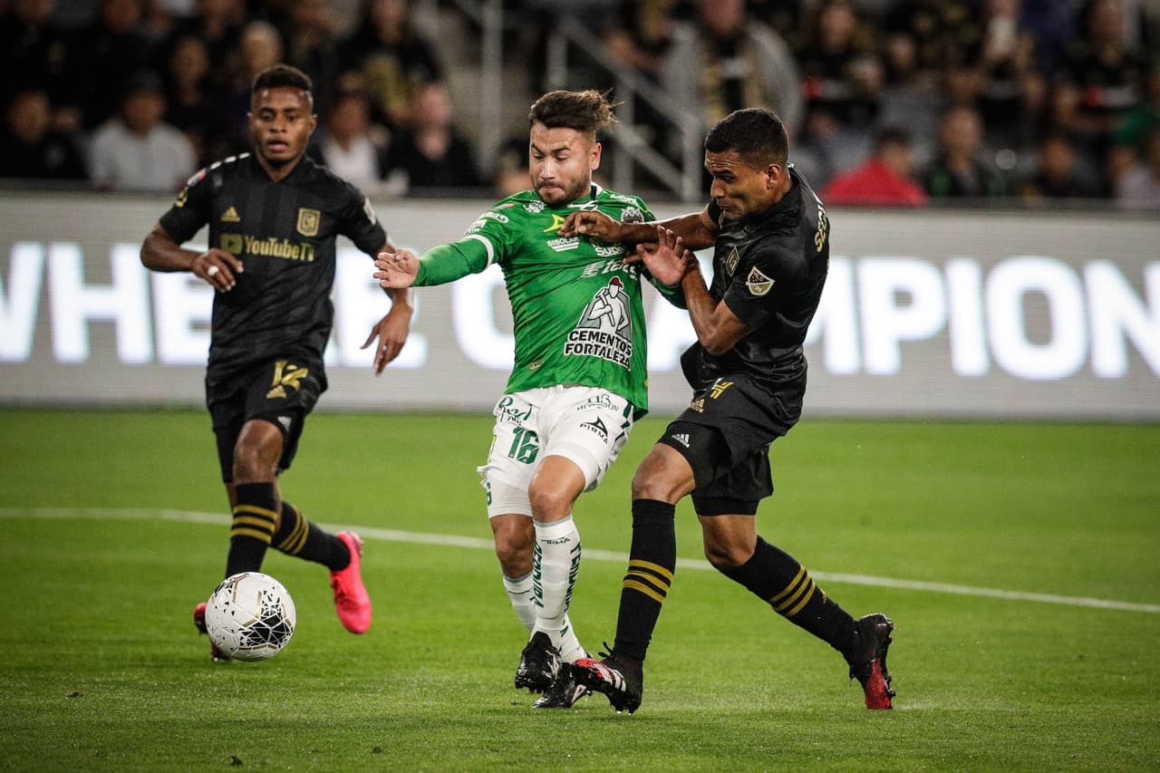 Ambos clubes buscaban el área rival pero sin la claridad necesaria.