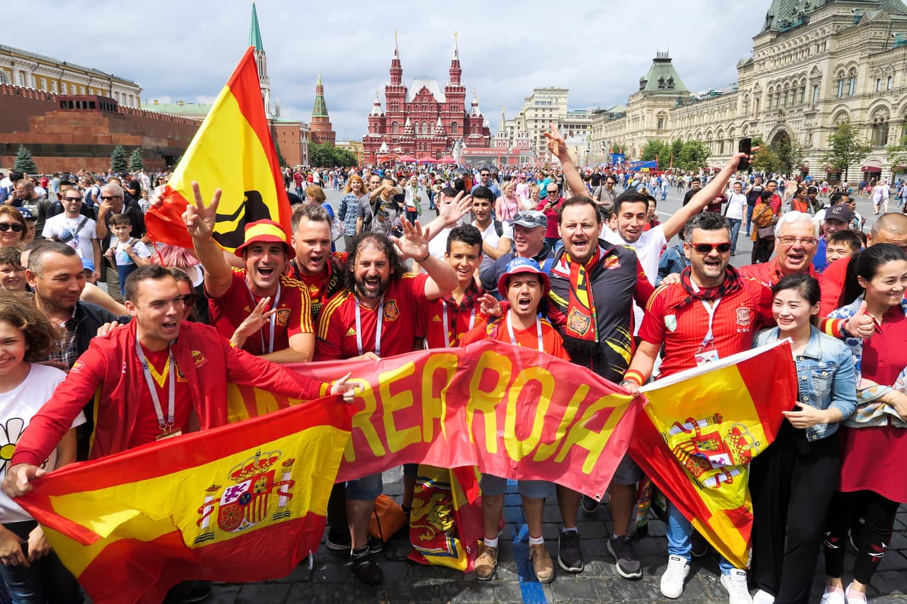 Los fanáticos del duelo entre Rusia y España viven una jornada especial en Moscú y en el estadio de Luzhniki en medio del partido de octavos de final del Mundial de Rusia 2018.