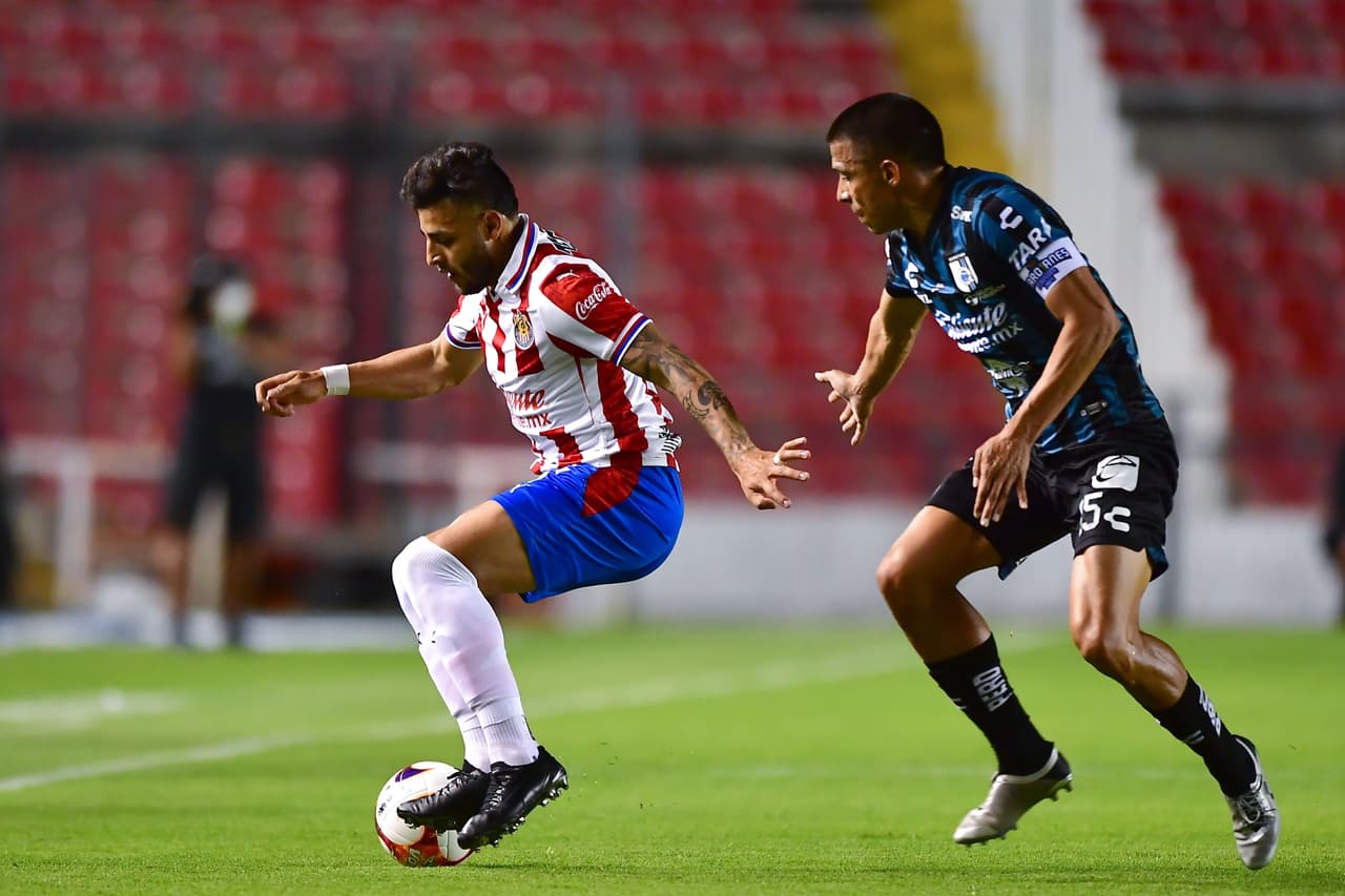 Querétaro y Chivas empatan 2-2 en La Corregidora y se conforman con un puntos. Ambos equipos se quedan con 11 puntos, pero Chivas ese sitúa en la décimo lugar mientras que los Gallos se quedan con la doceava posición.