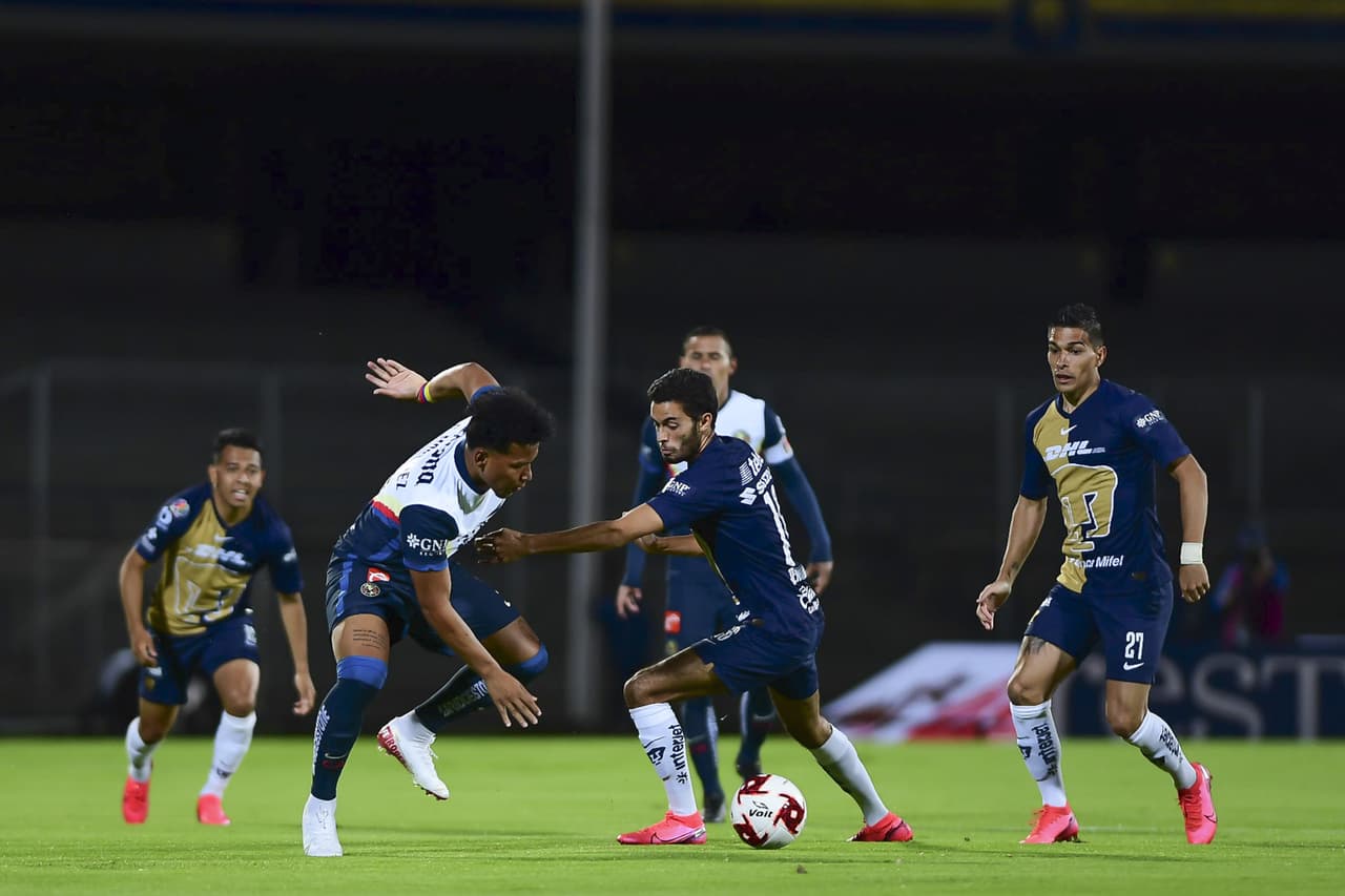 Roger Martínez trata de de penetrar la defensa de los Pumas, pero los centrales se cierran de manera correcta y no le dan espacios.