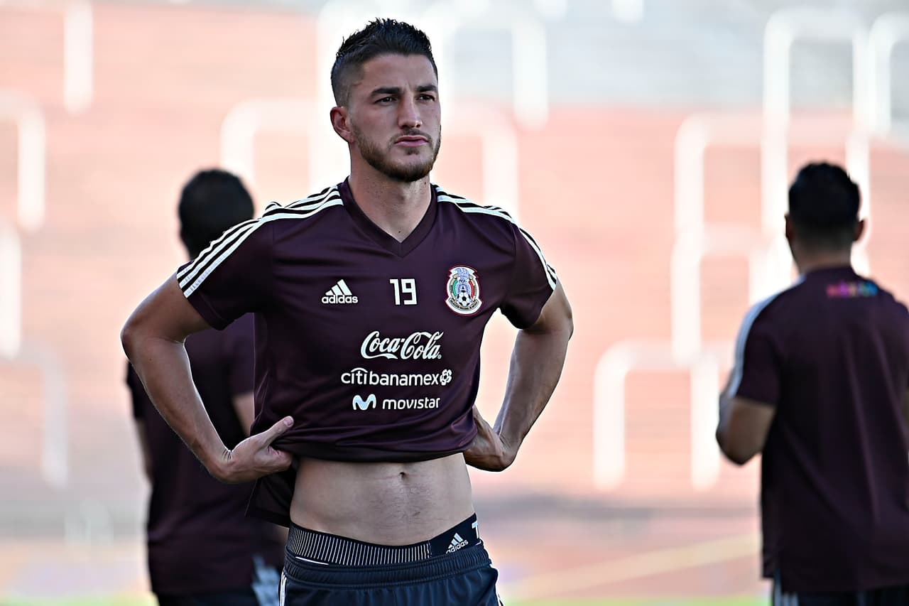 El defensa central de los Gallos Blancos del Querétaro, y próximamente del Guadalajara, Hiram Mier, ya presente en la práctica de este lunes para el Tri.